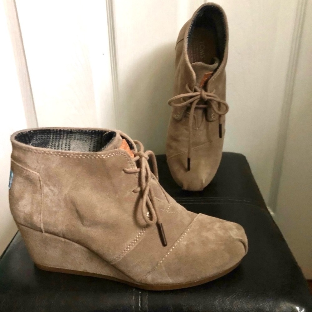 TOM”S beige suede leather wedge tie ankle boot 7.5